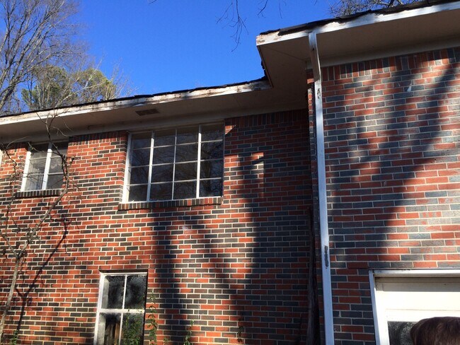 Building Photo - 2716 Wood Dr NE