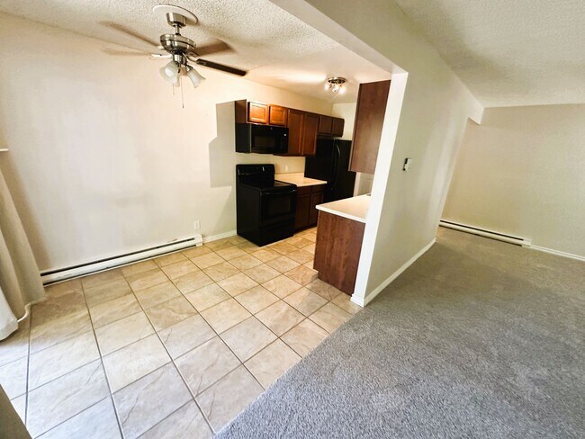 Building Photo - 2 bed 1 bath 2nd floor condo for rent. No ...