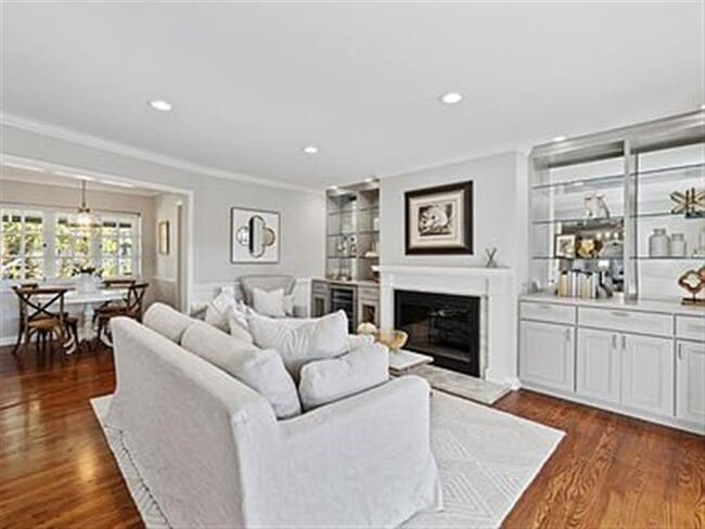 Building Photo - Remodeled interiors 3 Bed 2 Bath in Hillsb...