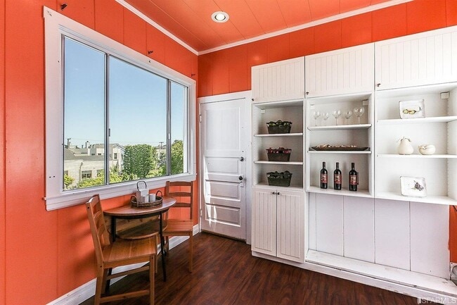 Building Photo - OPEN HOUSE SUN 4/19 Amazing Cow Hollow 3 bedroom Condo w/remodeled kitchen, hardwood floors and l...