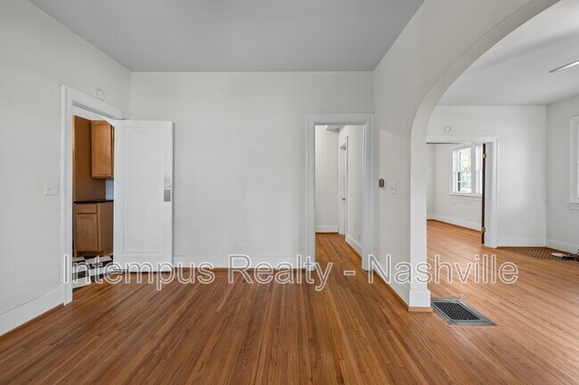 Building Photo - 2529 Ashwood Ave