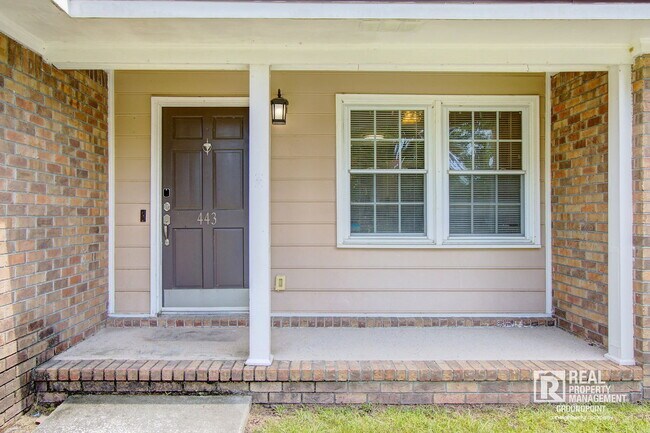 Building Photo - 443 Robin Dr