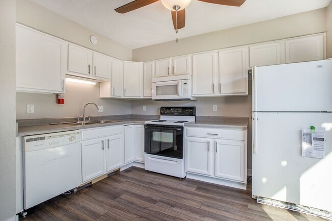 Building Photo - Newly Remodeled 2bed 1 bath apartment in Urbandale! - Ask about our security deposit alternative!