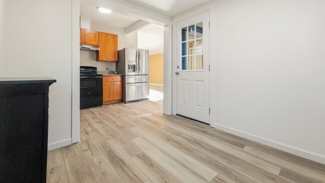 Building Photo - Bright Rambler in Quiet, Convenient Neighborhood