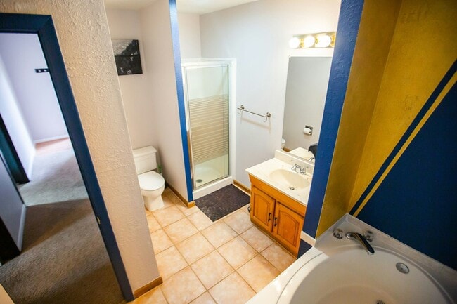 Building Photo - 706 E Stuart St