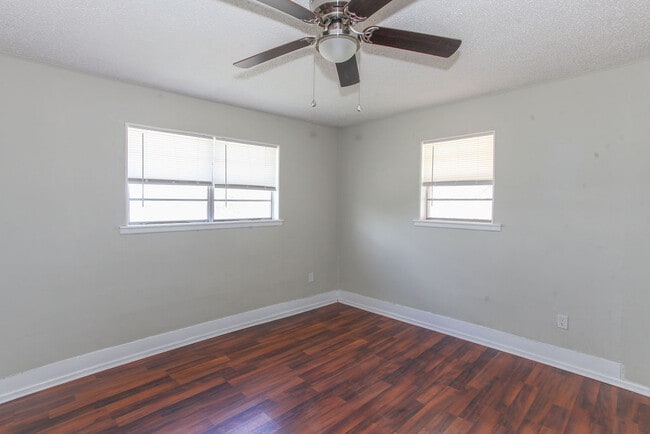 Building Photo - 701 E 14th St