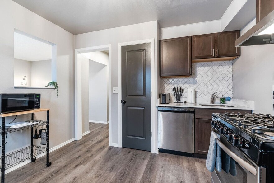 Building Photo - 1805 S Yakima Ave