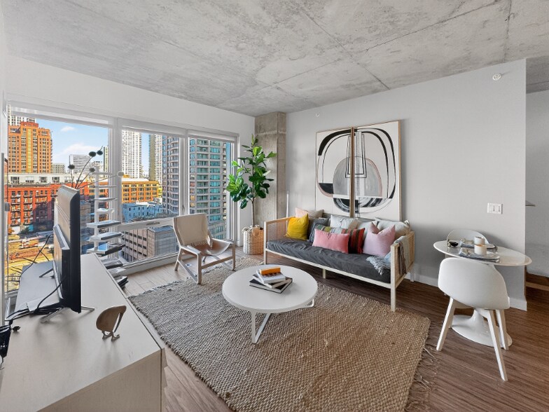 Building Photo - 167 N Desplaines St