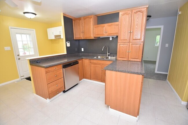 Building Photo - 3 bedroom 1 bath home in Edison Park