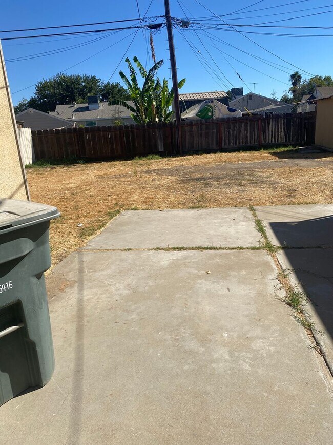 Building Photo - 3 bedroom 2 bath home in Merced