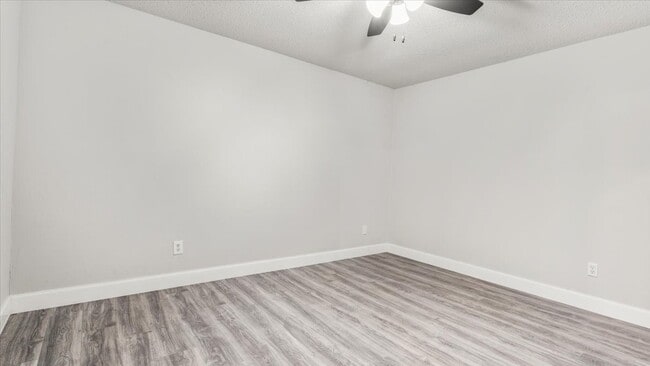 Building Photo - 10622 Highland Woods Dr