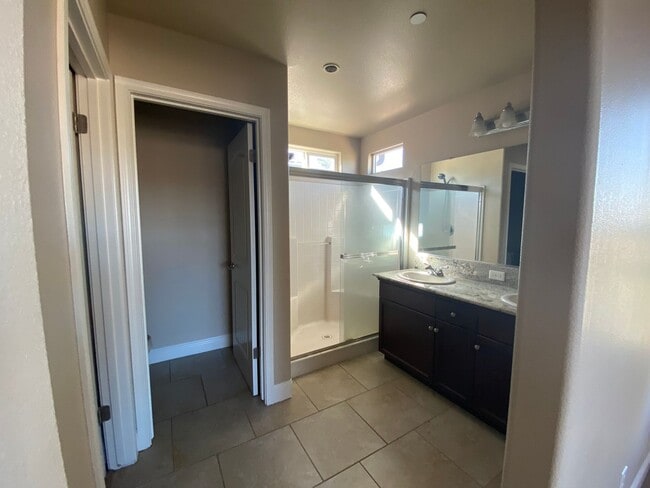 Building Photo - Beautiful 2 story Home in gated community ...
