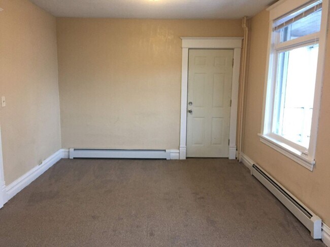 Building Photo - 2 Bedroom Apartment Available June 1!!