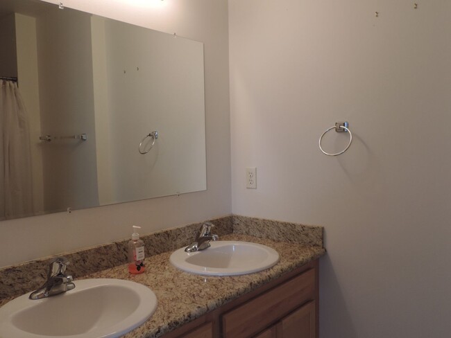 Building Photo - Pet Friendly 3 Bdrm Townhouse with Lock-of...