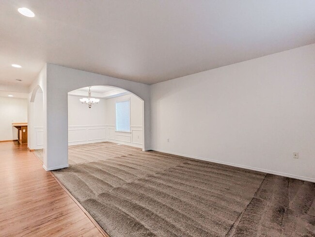 Building Photo - **Move-in Special!!!** Spacious 4 bd, 2.5 ba with 2 car garage and fenced yard!