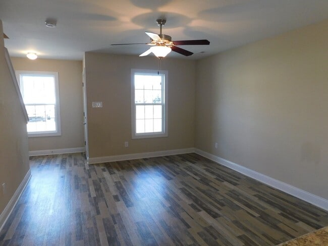 Building Photo - Like New Townhome!