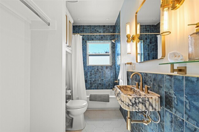 Building Photo - 808 Sul Ross St