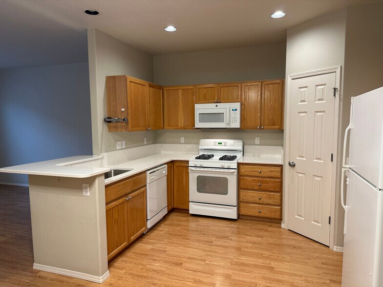 Building Photo - 2345 NW Oak Knoll Pl