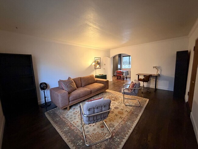 Building Photo - Turnkey Top-Floor Living in Gated Community Near City Park, Dining & Hospitals