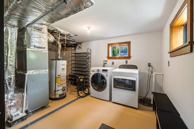 Building Photo - Meticulously maintained 3-bedroom, 2-bath ...