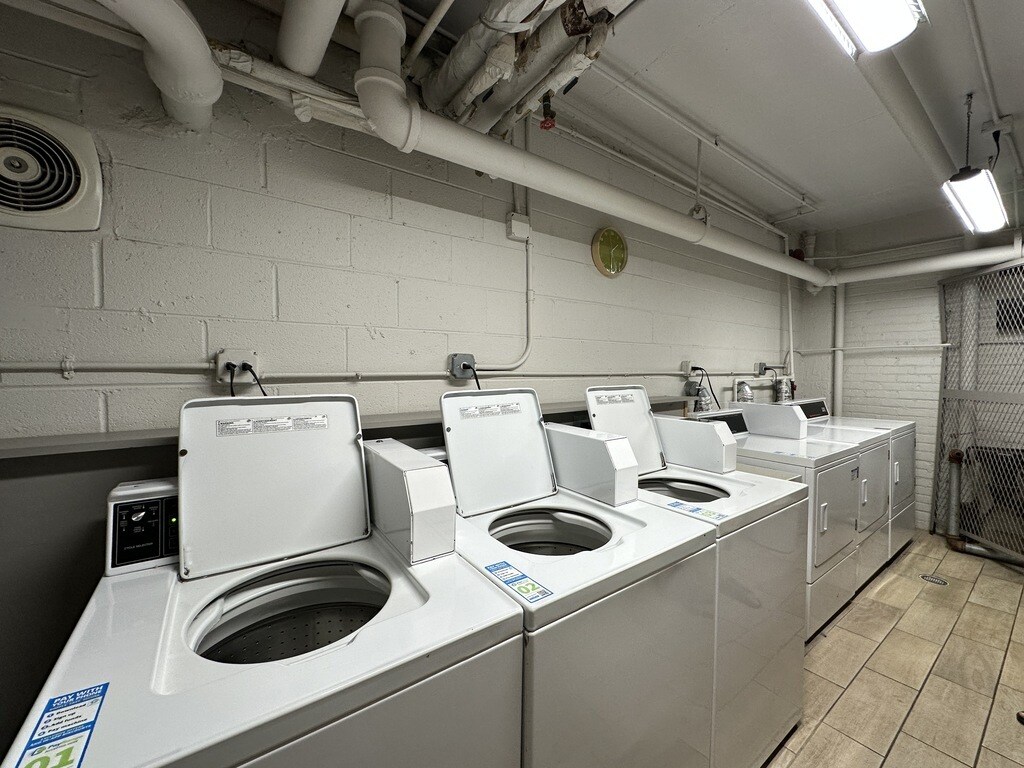 Building Photo - 432 W Oakdale Ave