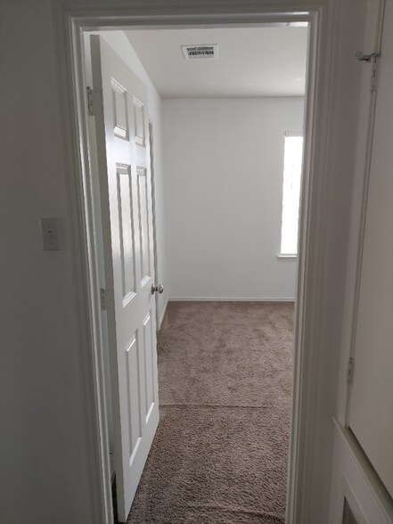 Building Photo - 112 W Vega Ln