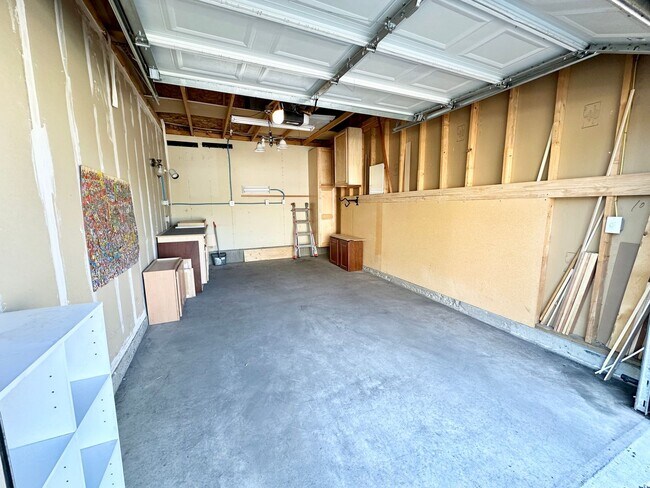 Building Photo - 2 Bedroom 2 Bathroom Top Floor Condo with ...