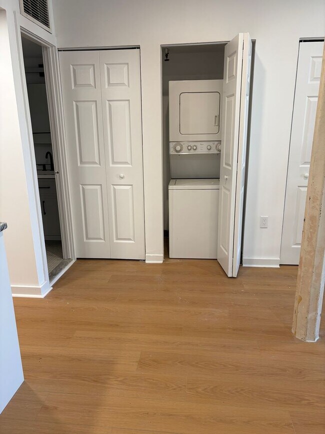 Building Photo - Welcome to Urban Elegance in the Heart of Historic Old City, Philadelphia.