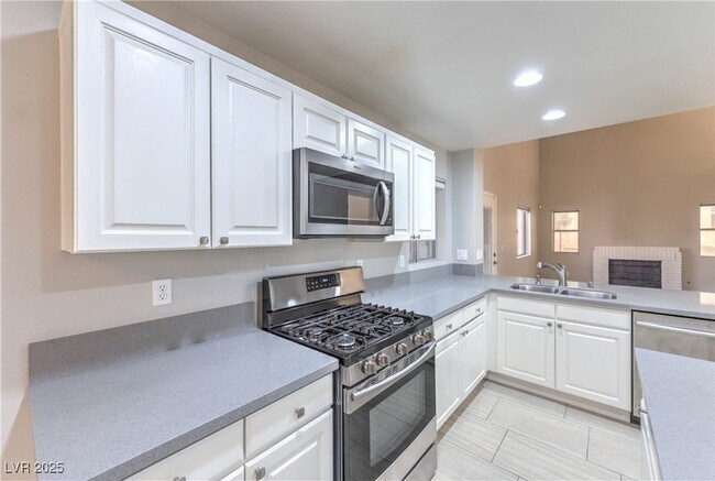 Building Photo - 20 Fantasia Ln