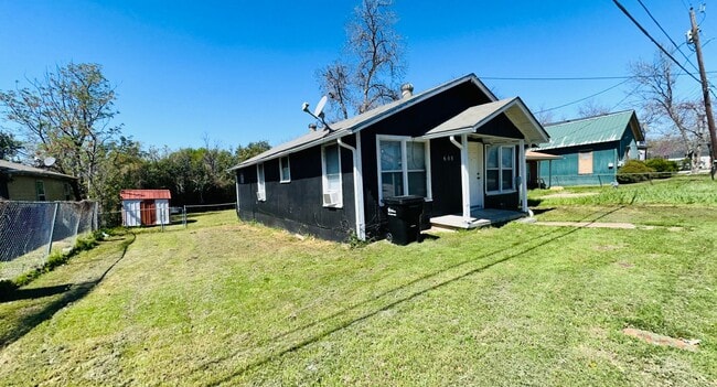 Building Photo - 3 bedroom one bath