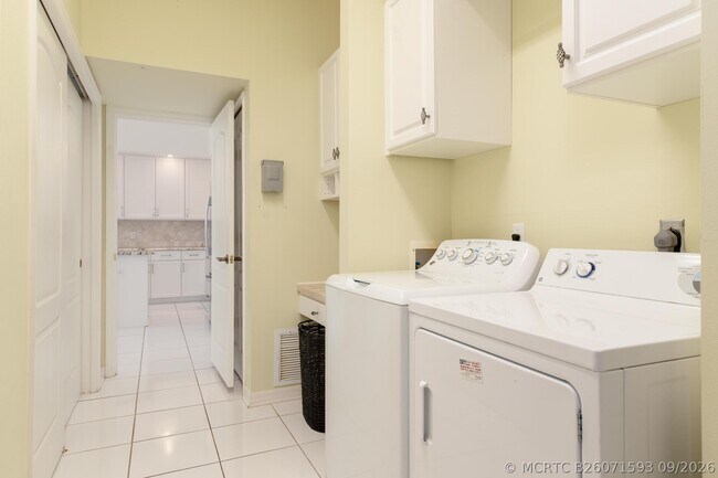 Building Photo - 1676 SW Harbour Isles Cir