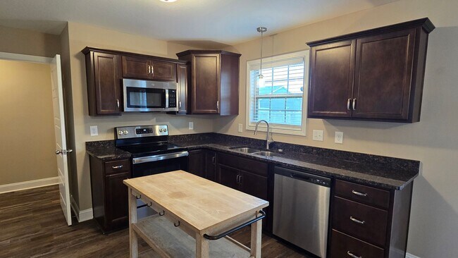 Building Photo - 446 Irish Hls Dr
