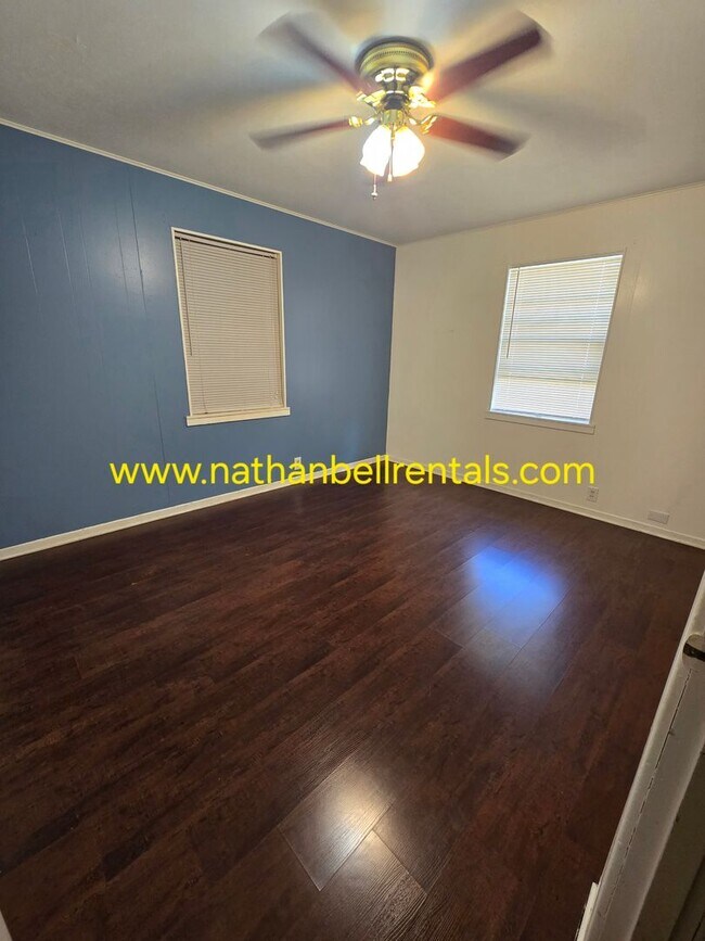 Building Photo - 3165 E Houston St