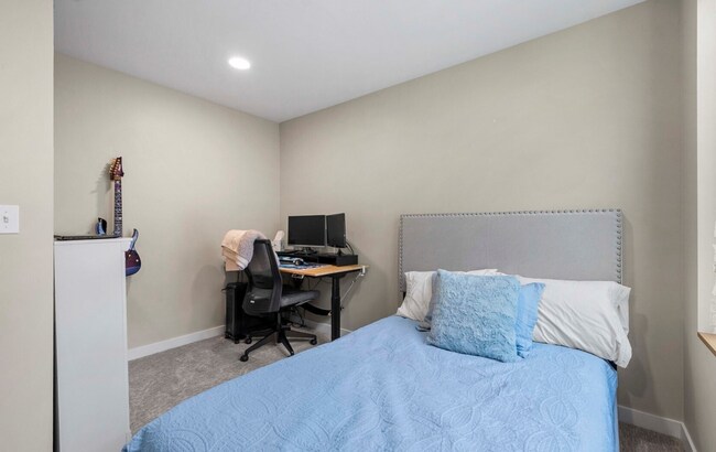 Building Photo - Three-Bedroom Townhouse on Queen Anne!!!!