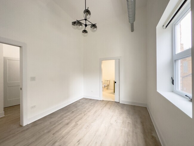 Building Photo - 4731 N Western Ave