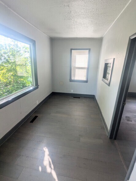 Building Photo - 803 W Chestnut St