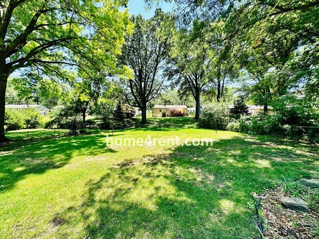 Building Photo - Beautiful Hardwoods w Fenced-in Yard!