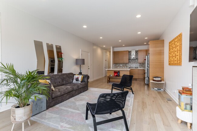 Building Photo - 922 N Hermitage Ave