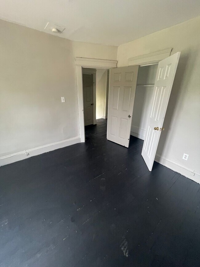 Building Photo - Section 8 Accepted! Spacious Newly Renovat...