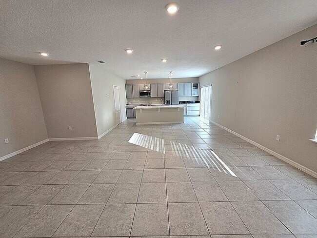 Building Photo - Stunning 4 bedroom, 2-bathroom home