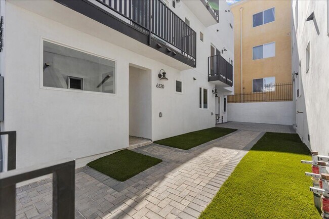 Building Photo - 860 N Hudson Ave