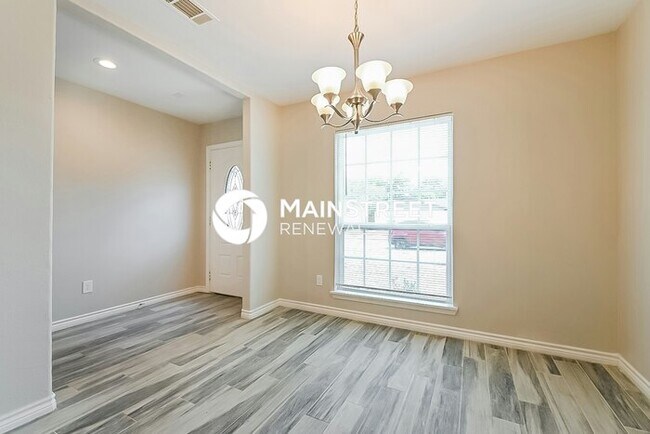 Building Photo - 3 Bedroom Pet-Friendly Home in Dallas, TX with Main Street Renewal
