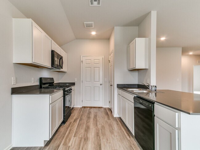 Building Photo - New Mustang Home!