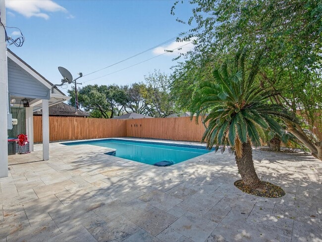 Building Photo - 1676 Beaconshire