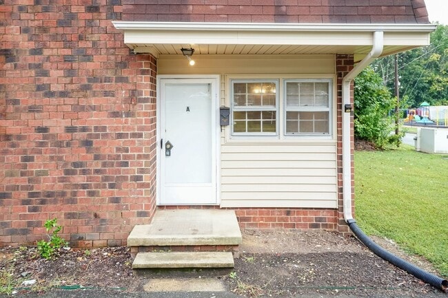Building Photo - Two Bedroom End Unit Home!