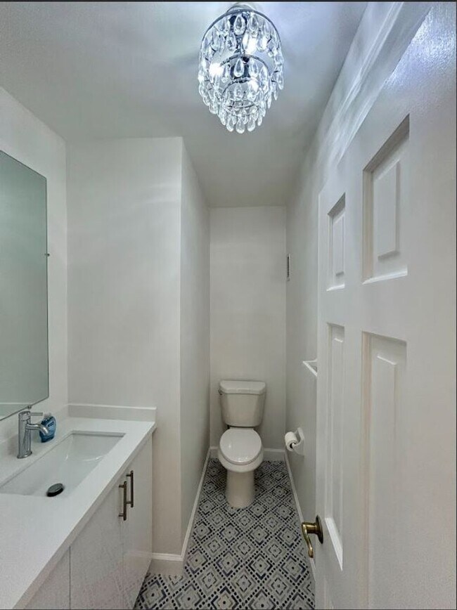 Building Photo - Large Updated 1 Bedroom 1.5 Bath Condo - Steps from Fort Lauderdale Beach!