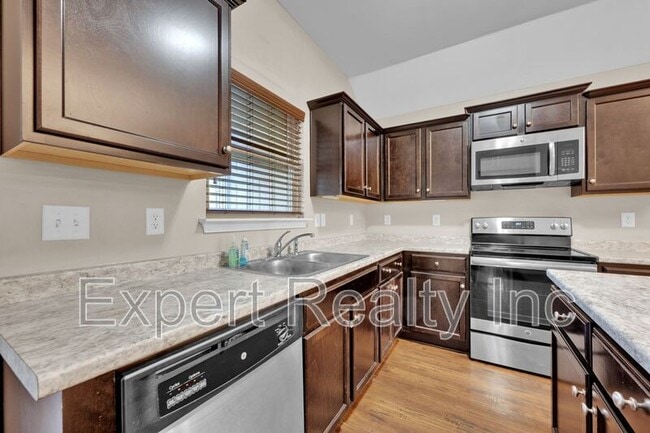 Building Photo - 1633 Cove Dr