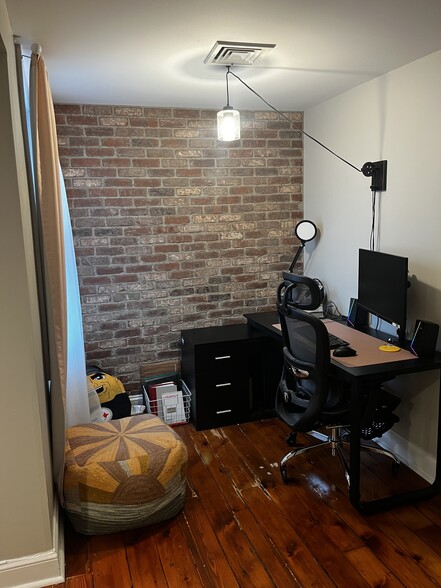 Building Photo - 421 Boas St