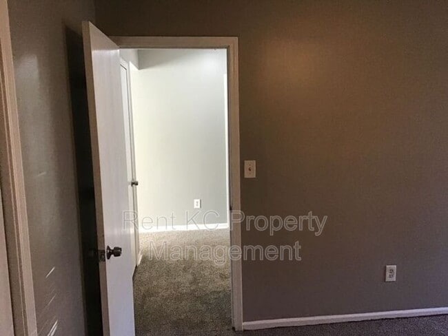 Building Photo - 208 W Meadow St