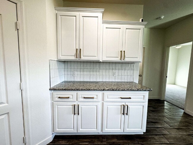 Building Photo - "Spacious 4-Bedroom, 2-Bathroom Home in Yu...